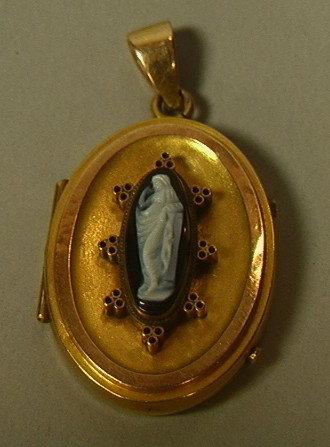 Tests Gold Victorian Carved Cameo Locket Pendant.: Tests Gold Victorian Carved Cameo Locket Pendant. Carved Cameo of Standing Woman. Unmarked.-- Dimensions: H: 1.75 inches: W: 1 inches --- Condition (General): Very Good Condition. Please contact us wi