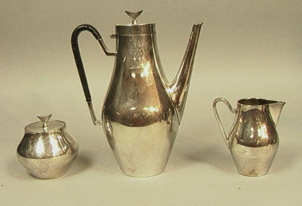REED & BARTON Silverplate 4 pc Coffee Tea Set: REED & BARTON Silverplate 4 pc Coffee Tea Set Service. Lot includes teapot, coffeepot, sugar & creamer. Wrapped handles. All marked. 4 PCS.-- Dimensions: --- Please contact us with specific questions