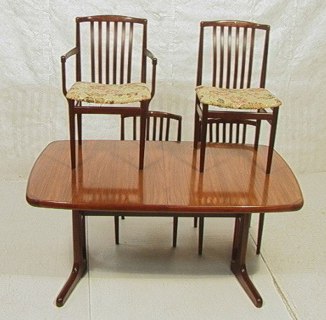 Danish Rosewood Dining Table 6 Chairs. VAMDRUP ST: Danish Rosewood Dining Table 6 Chairs. VAMDRUP STOLFABRIK. Two Armchairs and 4 Side Chairs. Dining Table with Rounded Banded Edge. Two 19.5" Leaves.-- Dimensions: --- Condition (General): Wear to upho