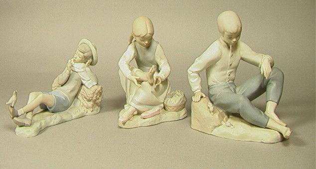 3pcs Spanish Porcelain Figures One Marked Lladro.: 3pcs Spanish Porcelain Figures One Marked Lladro. All marked Made in Spain.-- Dimensions: --- Please contact us with specific questions about condition, not visible in the photos. --- US Shipping char