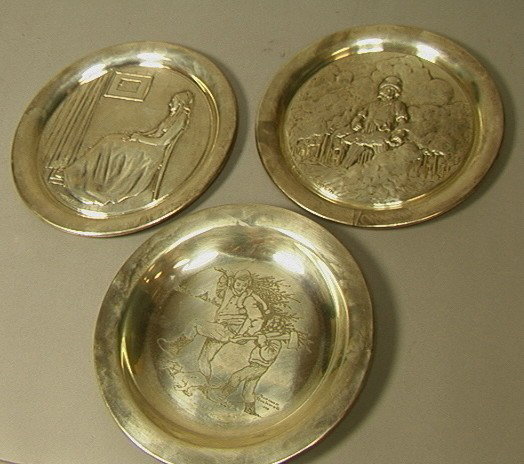 3pcs Sterling Collector Plates. N.C. Wyeth, Jame: 3pcs Sterling Collector Plates. N.C. Wyeth, James Whistler, Norman Rockwell. 25.88oz-- Dimensions: : W: 8 inches--- Weight: 25.88 Troy ozs. ---- --- Please contact us with specific questions about con