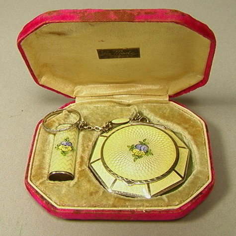 Vintage La Mode Enamel Compact and Lipstick. Yel: Vintage La Mode Enamel Compact and Lipstick. Yellow enamel. Original Box-- Dimensions: H: 2.25 inches --- Condition (General): Very Good Condition. Please contact us with specific questions about cond