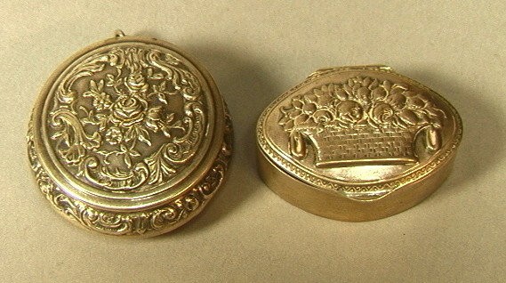 2pcs 800 Silver Pill Boxes. Oval with flower bas: 2pcs 800 Silver Pill Boxes. Oval with flower basket and round floral with hanging ring. .95oz-- Dimensions: : W: 1.25 inches--- Weight: .95 Troy ozs. ---- --- Condition (General): Very Good Condition.