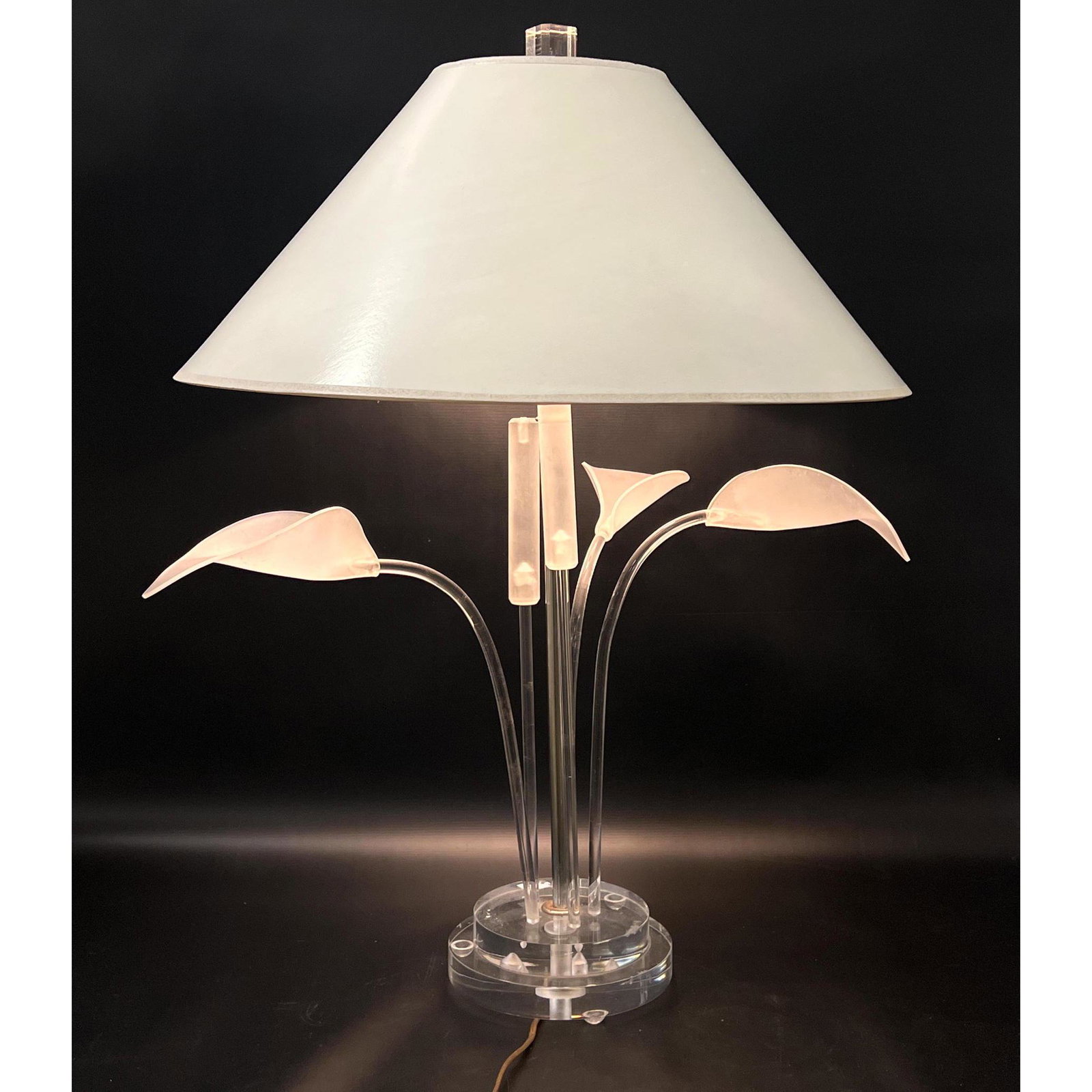 Lucite calla lillies and cat tail table lamp: Lucite calla lillies and cat tail table lamp Dimensions: H: 29.5 inches: W: 23 inches: D: 23 inches --- We offer curbside delivery to NYC, Manhattan, Close Brooklyn, Hoboken about a week after the auc