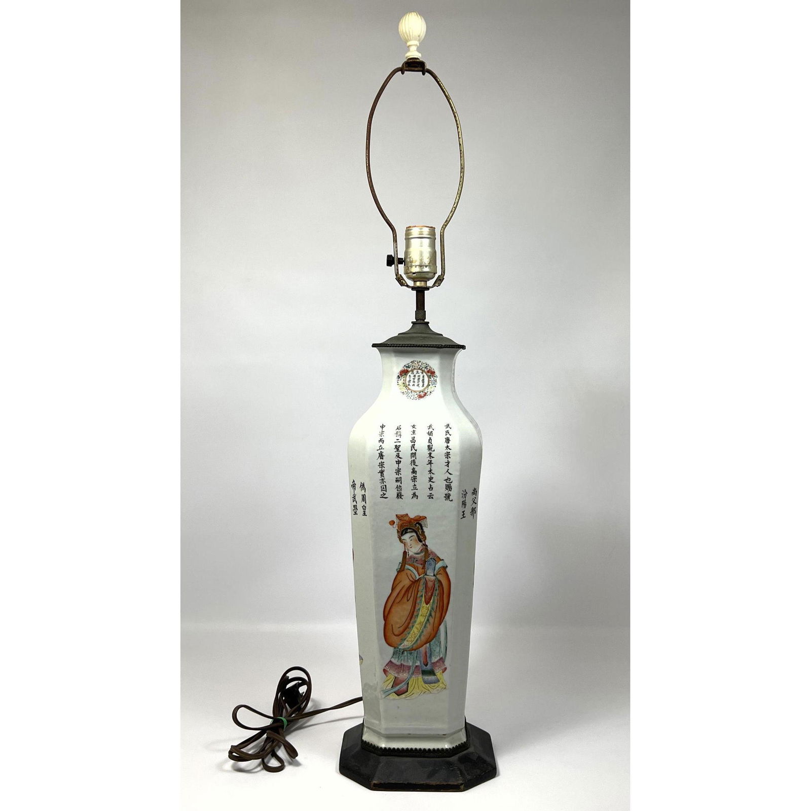 Antique Chinese hand painted vase lamp. (1 of 10)