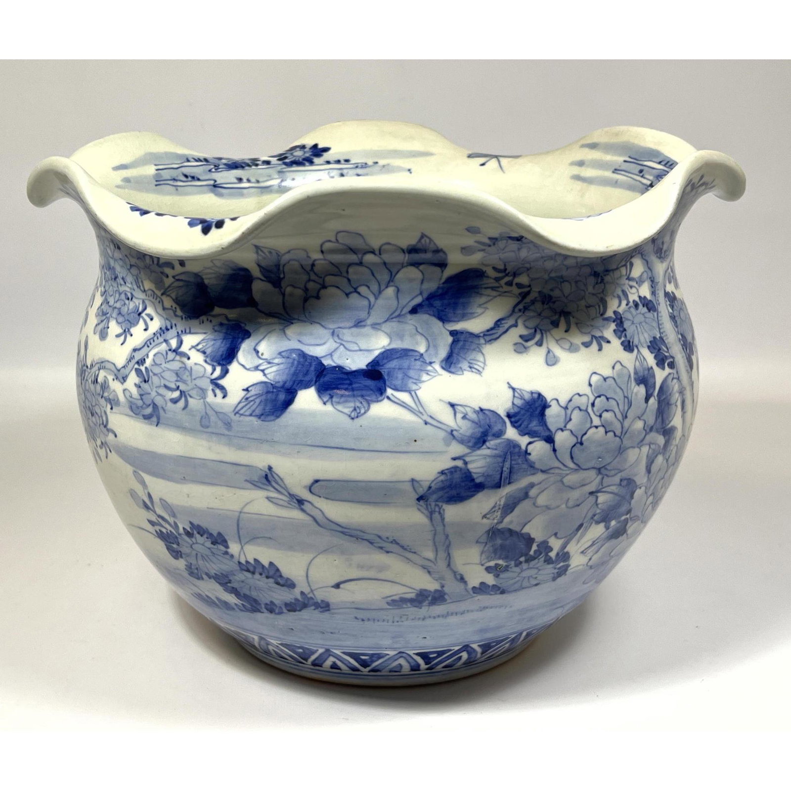 Chinese blue and white flower pot: Chinese blue and white flower pot Dimensions: H: 9.5 inches: W: 12.5 inches: D: 12.5 inches --- US Shipping charge: In house shipping available. Will be calculated once destination known. Plus insuran