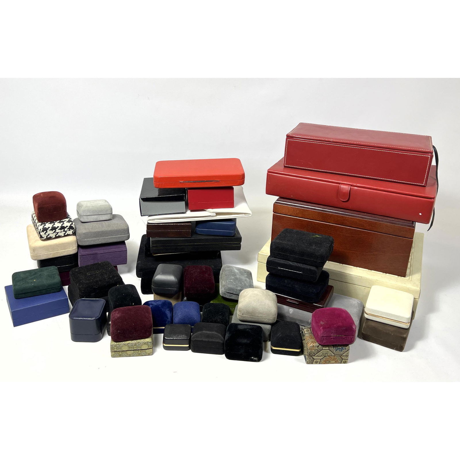 Collection of mostly vintage jewelry boxes. Ring and Bracelets, brooch boxes. Some jewelry boxes wit (1 of 10)