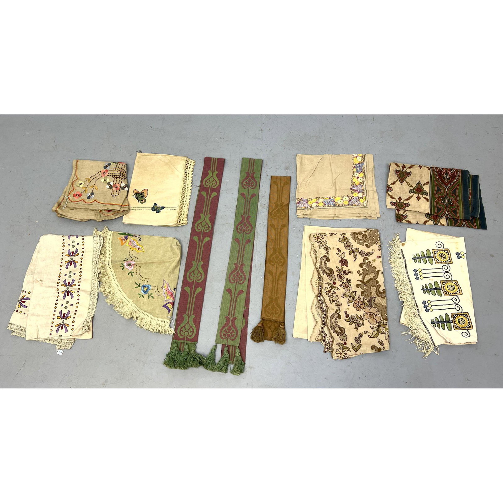 Lot Arts and crafts embroidery: Lot Arts and crafts embroidery ---