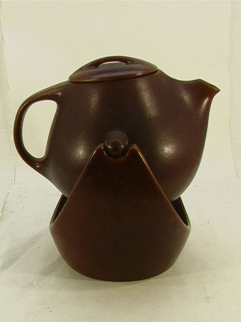 RAYMOR ROSEVILLE Tilting Teapot on Stand. Brown S: RAYMOR ROSEVILLE Tilting Teapot on Stand. Brown Speckled Teapot on ceramic self stand. Marked. Dimensions: H: 13 inches: W: 12 inches: D: 11 inches Condition: Excellent condition. Near Mint. US Shippi