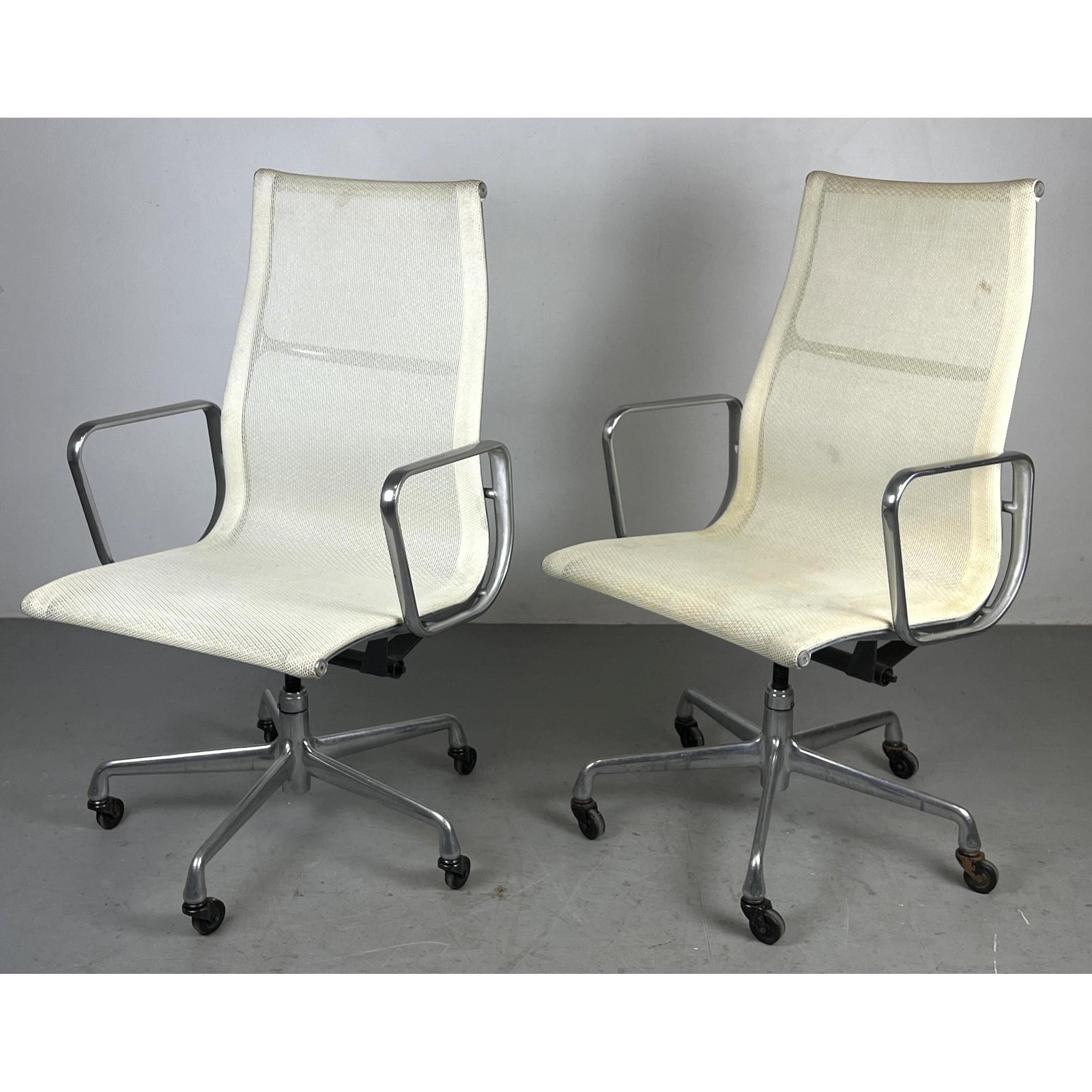 2pc Herman Miller Eames Aluminum group mesh office chairs. (1 of 11)