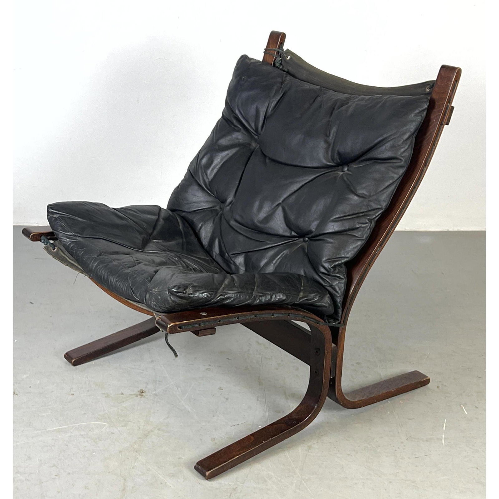 WESTNOFA Norway Modern Laminated Frame Lounge Chair. Molded laminated: WESTNOFA Norway Modern Laminated Frame Lounge Chair. Molded laminated Dimensions: H: 32 inches: W: 24.5 inches: D: 29.5 inches - Seat Height: 15.5 inches --- Delivery Offer: Uniques offers curbside de