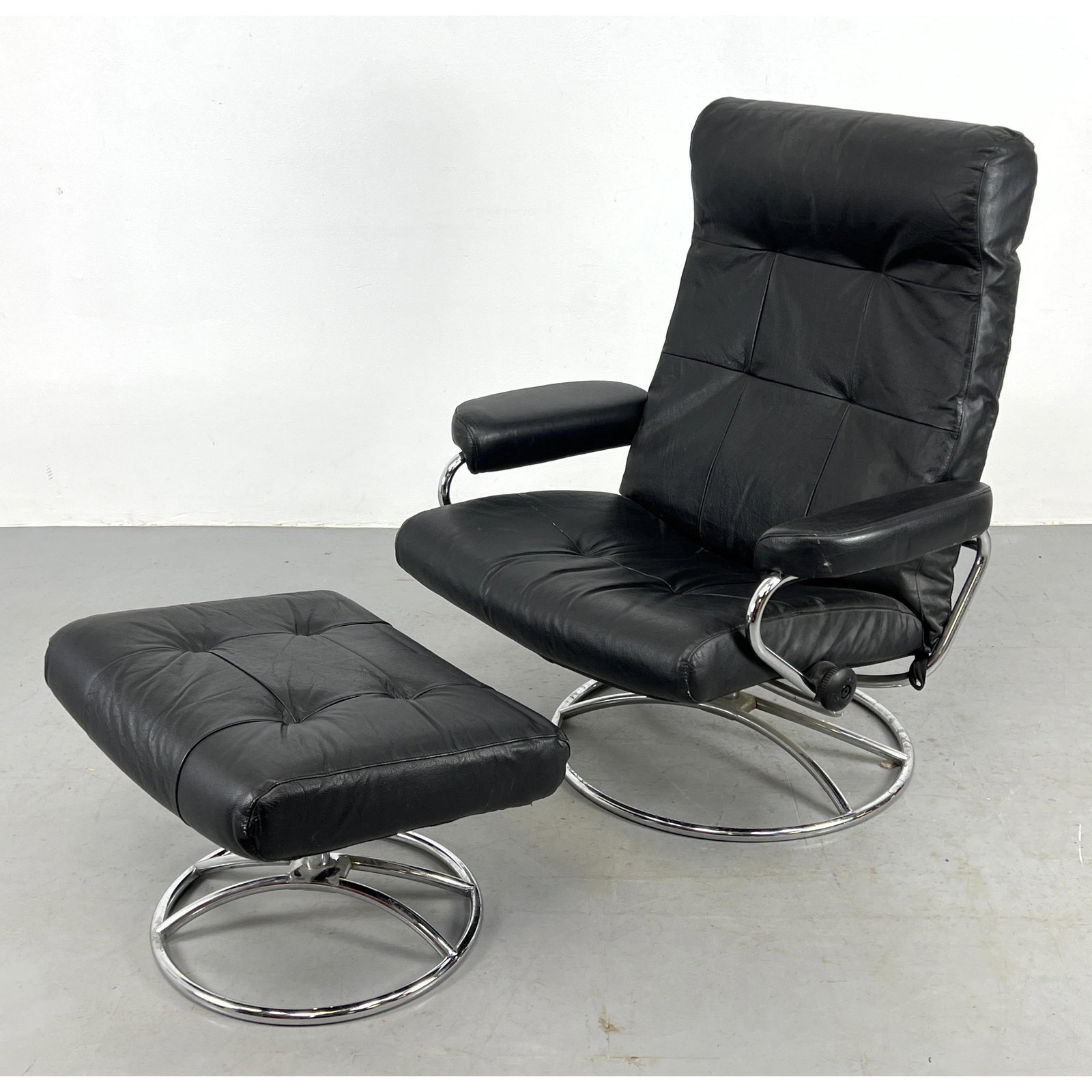 EKORNES Stressless lounge chair and ottoman. Chrome frame.: EKORNES Stressless lounge chair and ottoman. Chrome frame. Dimensions: H: 39 inches: W: 31 inches: D: 25 inches - Seat Height: 16 inches --- Delivery Offer: Uniques offers curbside delivery to NYC, Ma