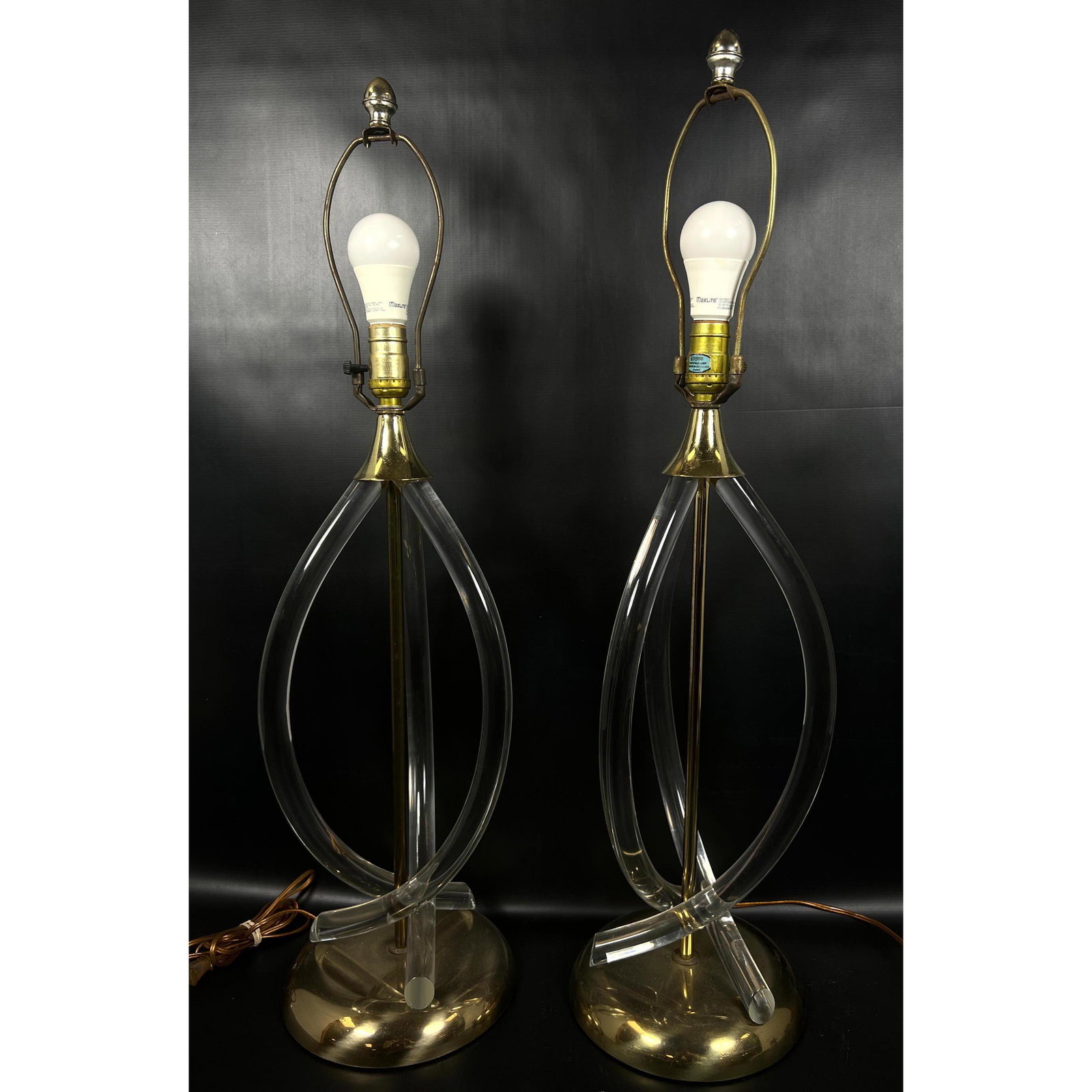 Pr Dorothy Thorpe Style acrylic lucite lamps.: Pr Dorothy Thorpe Style acrylic lucite lamps. Dimensions: H: 33 inches: W: 8 inches: D: 8 inches --- Delivery Offer: Uniques offers curbside delivery to NYC, Manhattan, Close Brooklyn, Hoboken about a
