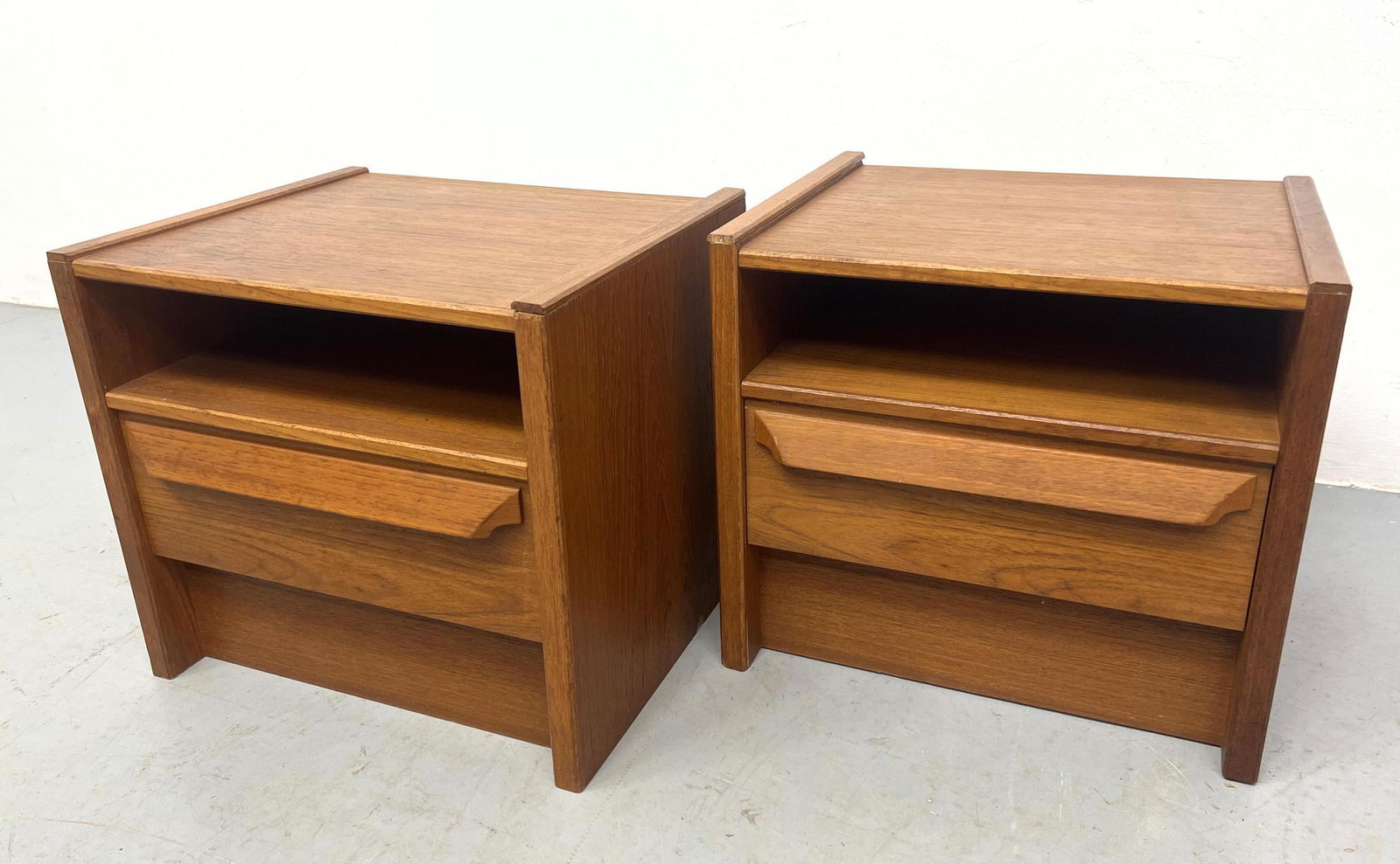 Pair Danish Modern Teak side Table Night Stands. single drawer. (1 of 7)