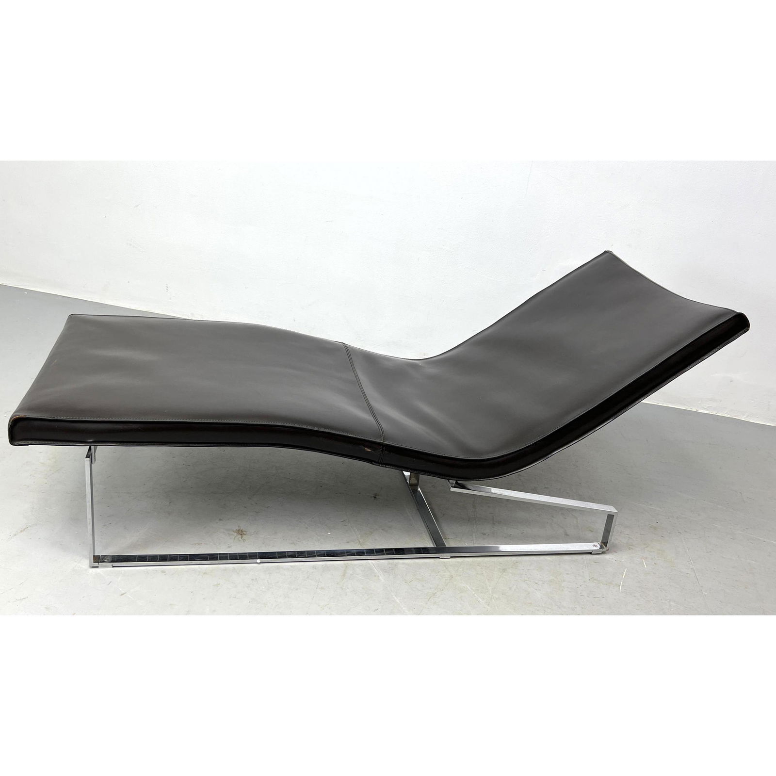Enrico Pellizzoni Italian Leather Chaise Lounge.  Steel Angular Base. (1 of 13)