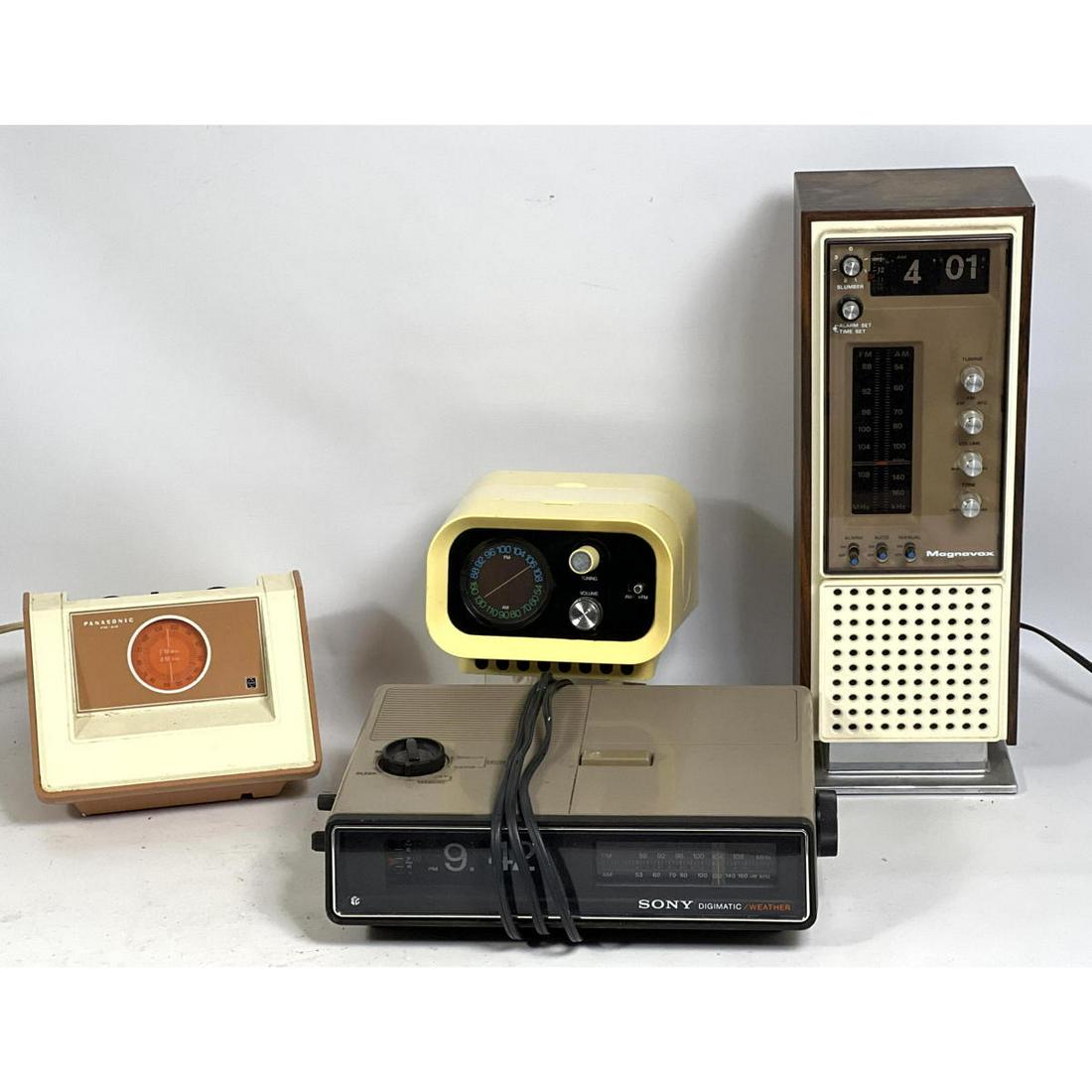 4pc Modern Design Radios. 1)Magnavox Wood Case Radio. 2) PANASONIC Am/Fm Radio. 3) Modernist Plastic (1 of 10)