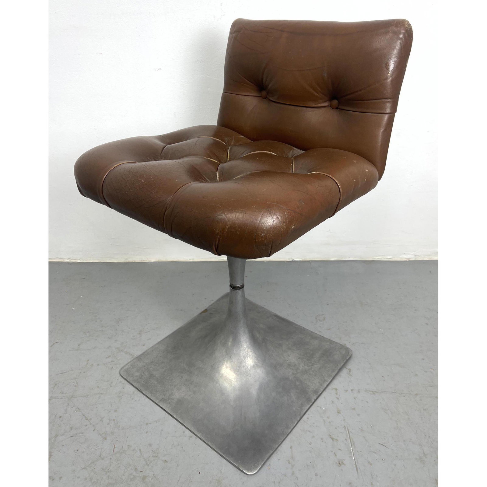 Module 400 brown leather stool Edition Lacloche, Des. Roger Talon for Van Cleef and Arpels showroom (1 of 8)
