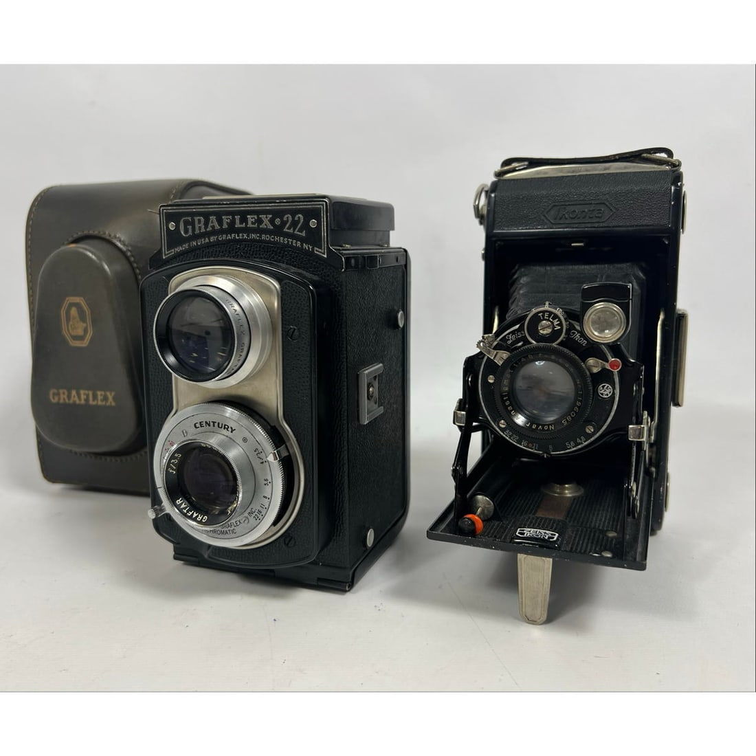 Graflex and Zeiss Ikon cameras. Vintage photography equipment. (1 of 18)