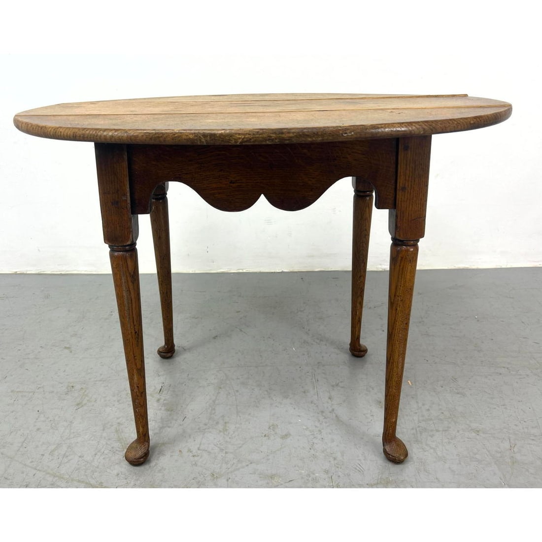 Antique Oval Top Oak Table. Shaped Apron. Tapered Legs with Spoon Feet. (1 of 10)