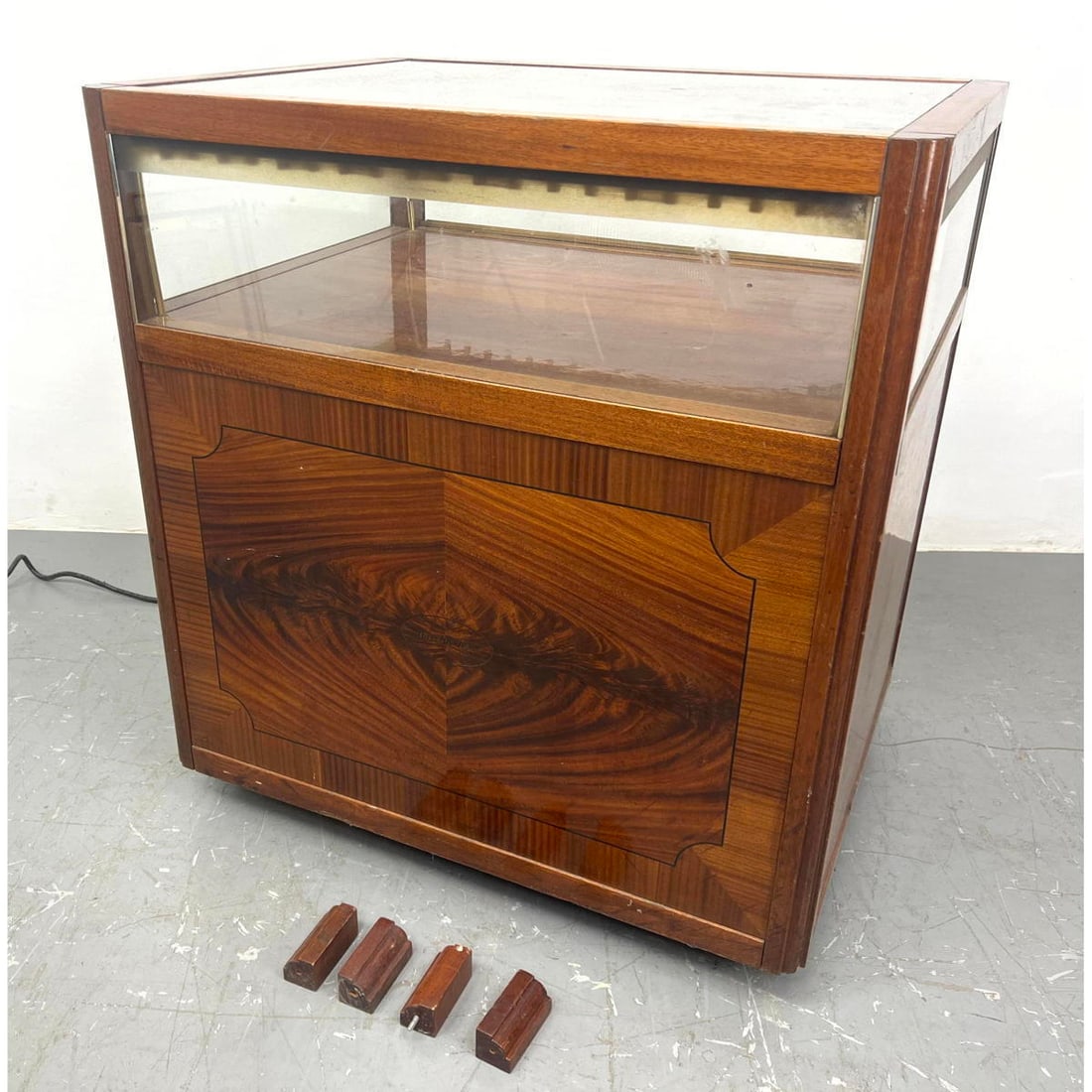 Vintage Barclay - Rex cigar showcase display case. Veneer sides. Lighting needs re wired No key. Loc (1 of 15)