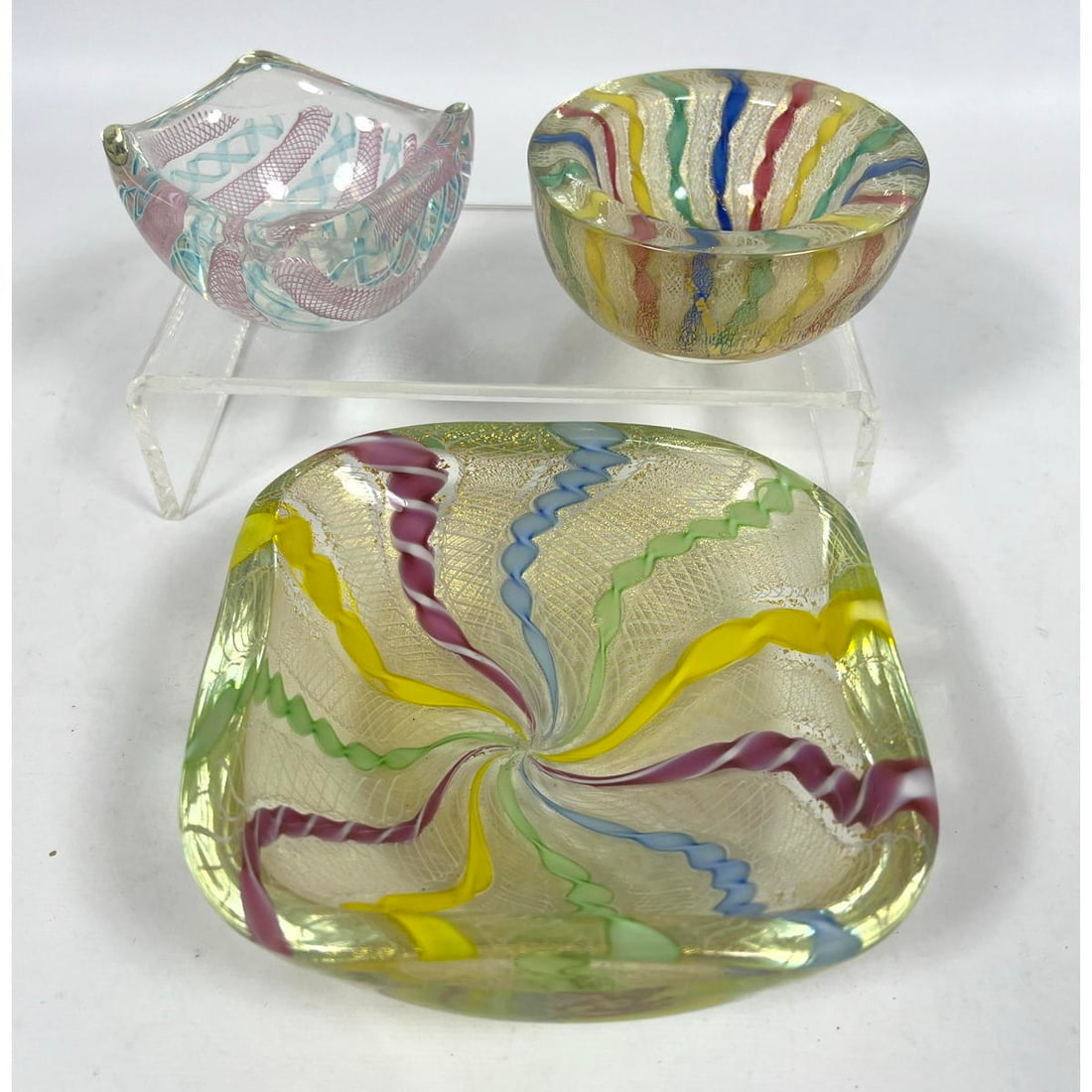 3pc Italian Murano Art Glass Bowls. Vintage. Latticino ribbon glass.: 3pc Italian Murano Art Glass Bowls. Vintage. Latticino ribbon glass. H: 6 inches: W: 6 inches: D: 2 inches --- US Packing and Shipping charge: In house shipping available. Will be calculated once dest