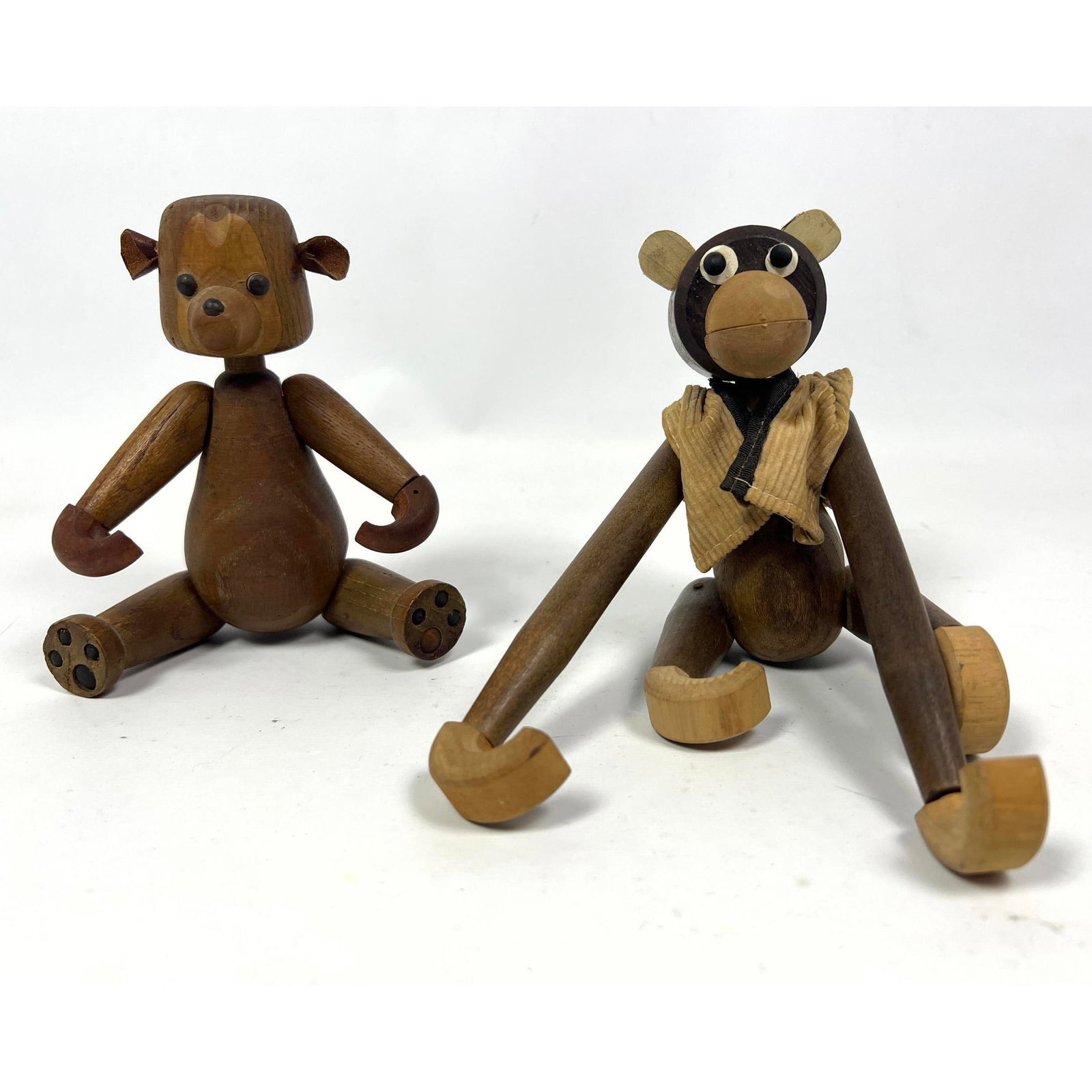 2pc Teak Monkey and Bear. Kay Bojesen Style. Vintage. Unsigned.: 2pc Teak Monkey and Bear. Kay Bojesen Style. Vintage. Unsigned. Dimensions: H: 8 inches: W: 3 inches: D: 2.25 inches --- US Packing and Shipping charge: In house shipping available. Will be calculated