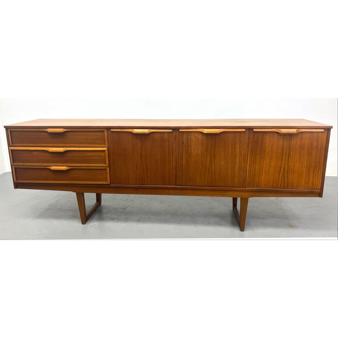 Danish Modern Teak Sideboard Credenza. (1 of 18)