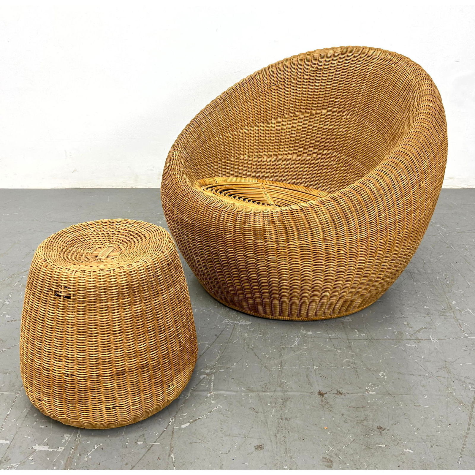 Broyhill claremont ottoman deals