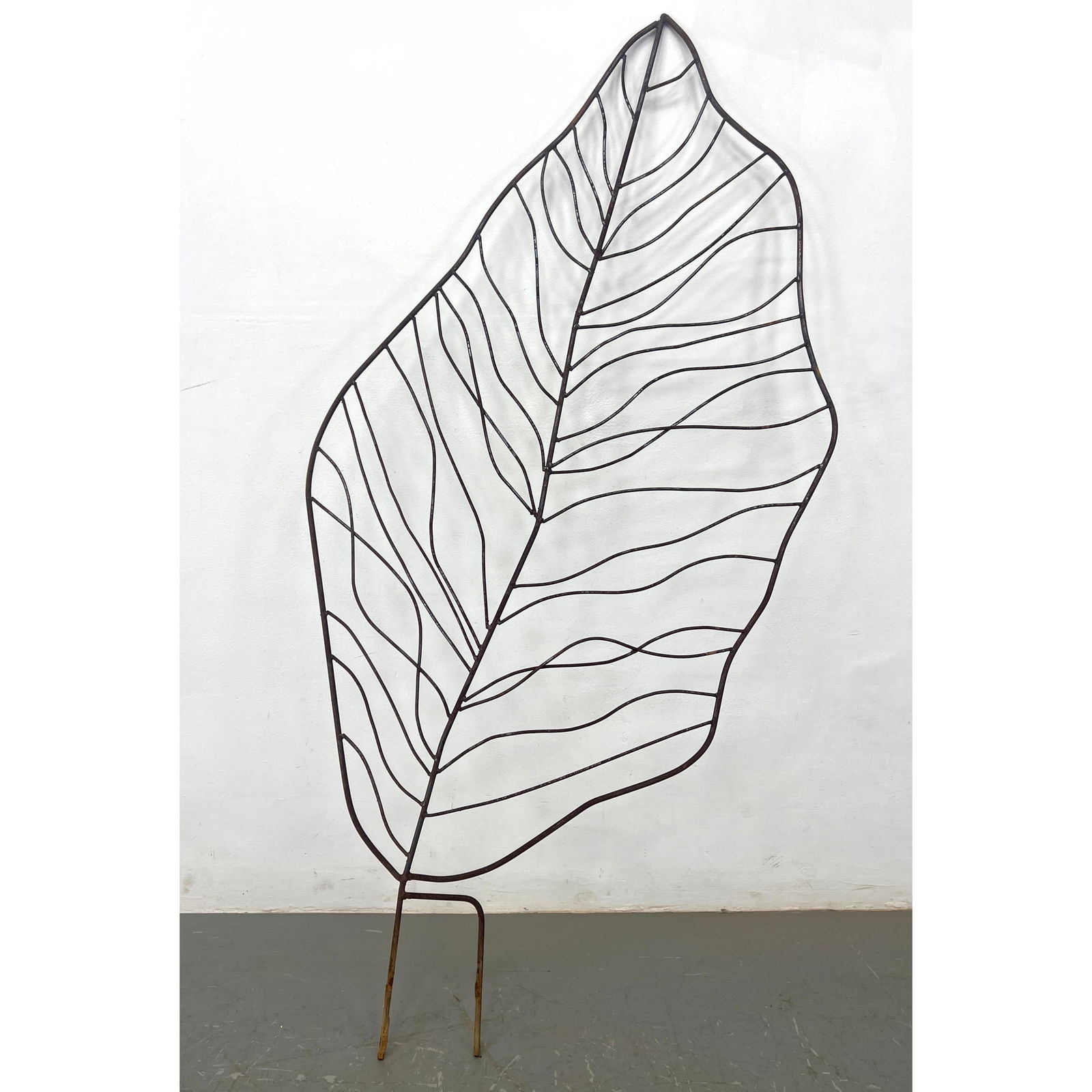 Tall Iron leaf garden trellis sculpture. (1 of 5)
