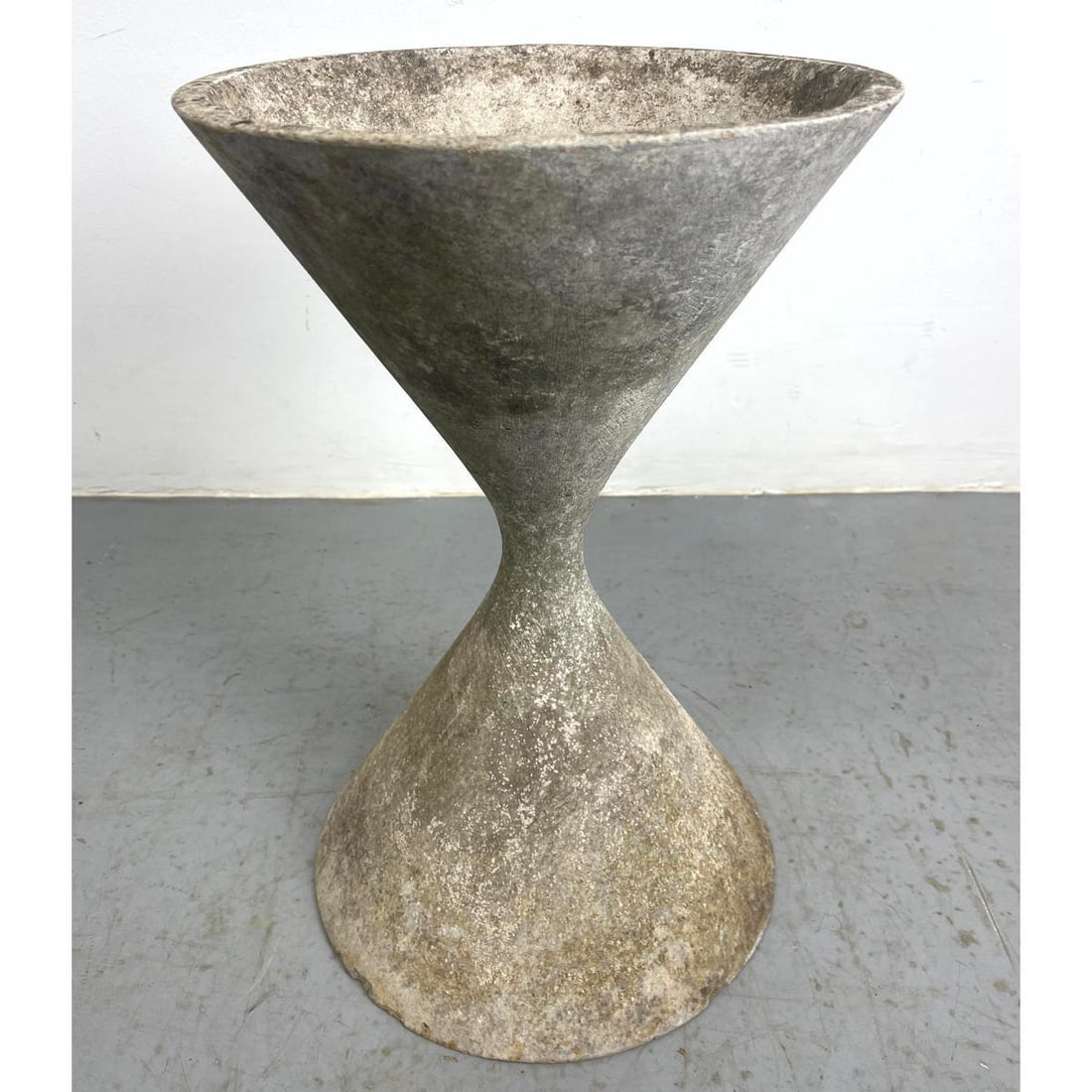 Willy Guhl Diablo Planter.  Hourglass form with corseted waist. Patio. Outdoor. Garden. (1 of 6)