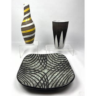 3pc Danish Modern Upsala Ekeby Sweden Earthenware Glazed Ceramic Pottery Vases and Dish: 3pc Danish Modern Upsala Ekeby Sweden Earthenware Glazed Ceramic Pottery Vases and Dish Dimensions: Height: 11.5 inches, Width: 11.5 inches, Depth: 2 inches. - Additional Dimensions: Vase H: 8 inches