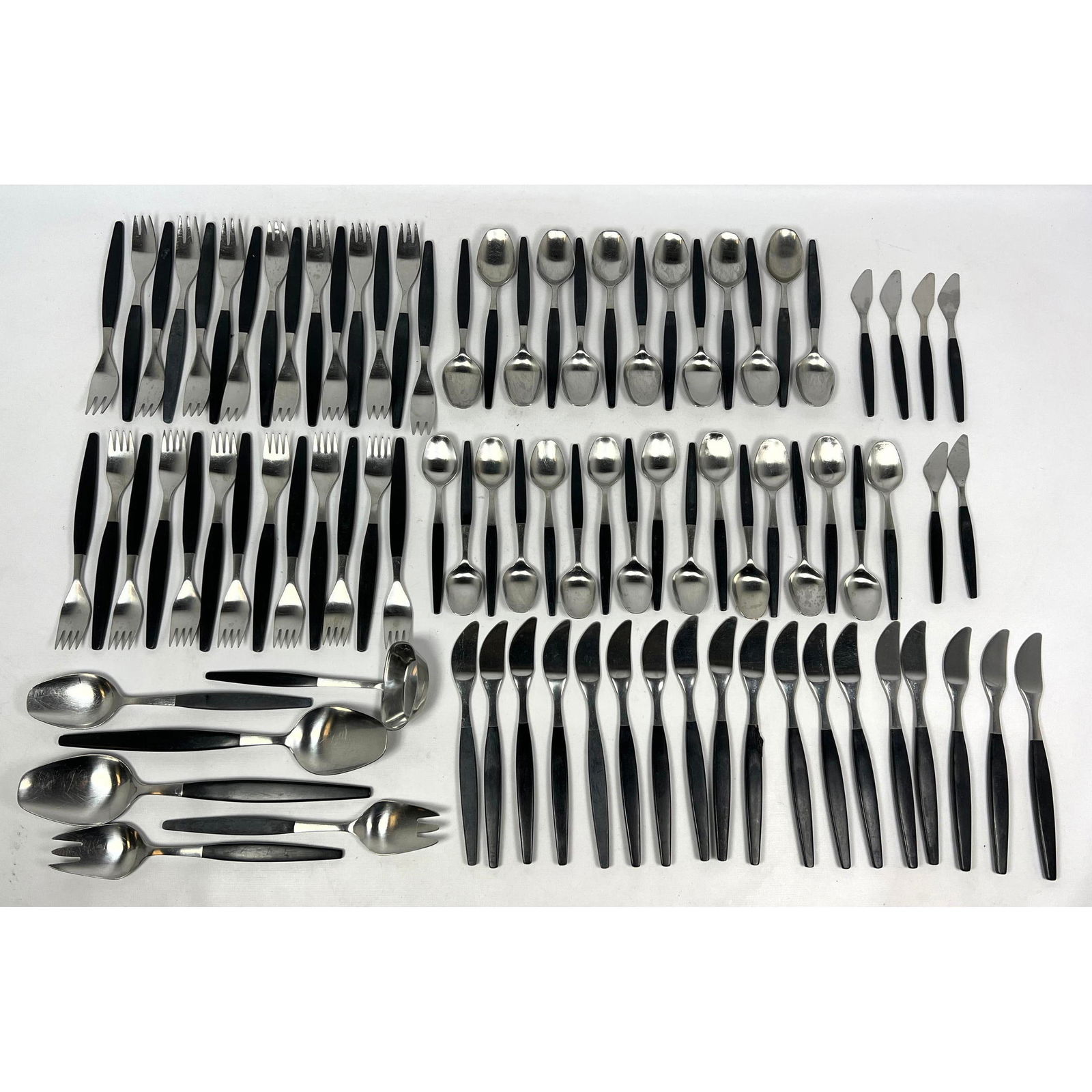88 pcs Gense 18-8 Stainless steel Flatware - Manufacturer: GensePattern: 18-8Total Piece count: 88 (1 of 14)