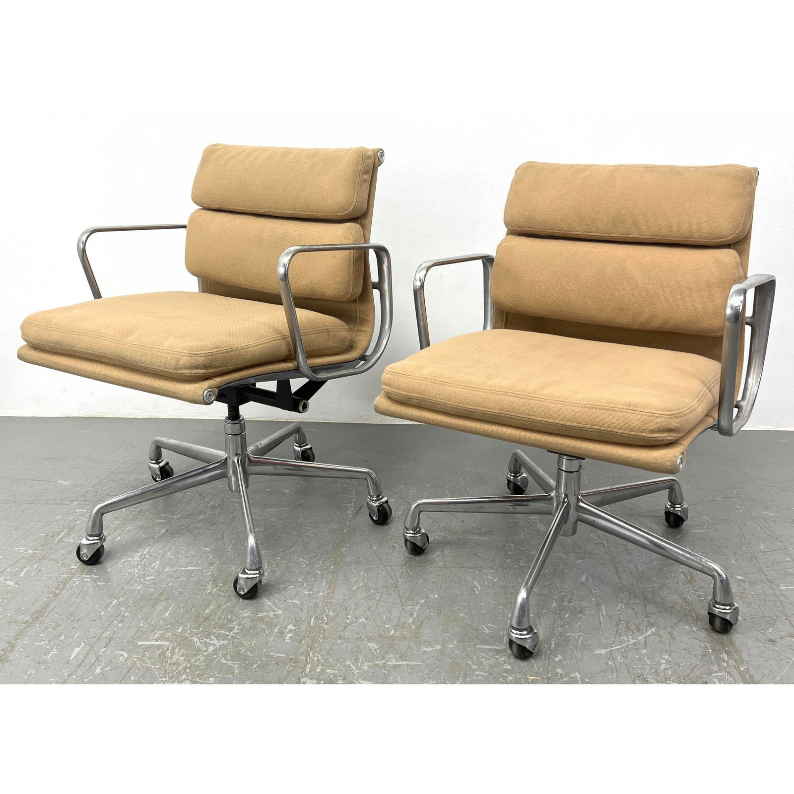 Pr CHARLES EAMES for HERMAN MILLER Desk Chairs. Aluminum Group Management Office Chairs. Soft pad. (1 of 12)