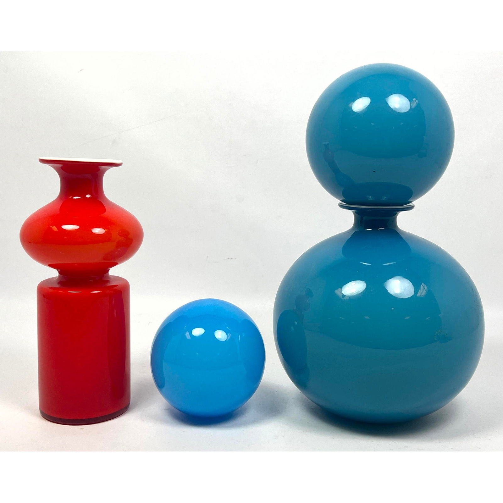 3pc Holmegaard Otto Brauer Cased Glass Bottle Vases Danish Modern Denmark: 3pc Holmegaard Otto Brauer Cased Glass Bottle Vases Danish Modern Denmark Dimensions: Height: 8 inches, Width: 7.5 inches, Depth: 7.5 inches. --- US Packing and Shipping charge: In house shipping avai