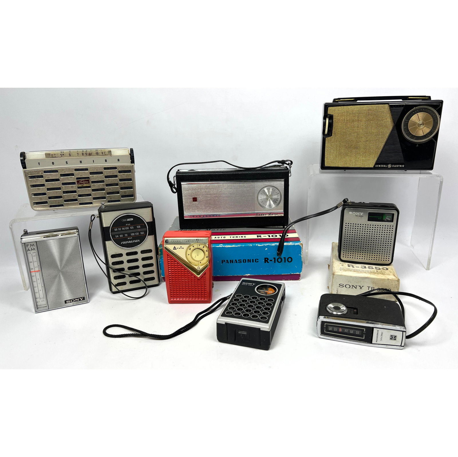 9pcs Vintage electronics and radios. Not tested. (1 of 20)