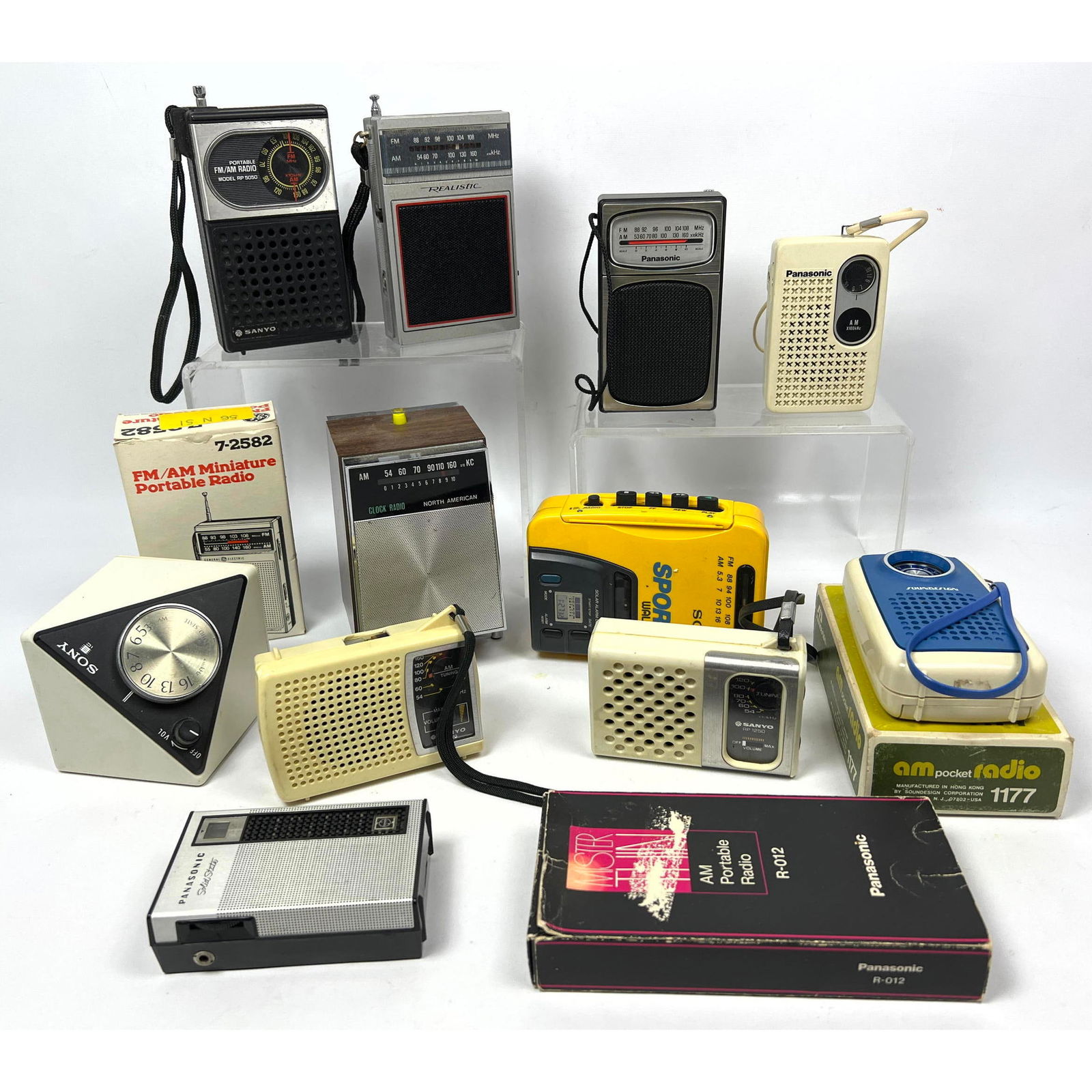 12pcs Vintage electronics and radios. Not tested. (1 of 20)