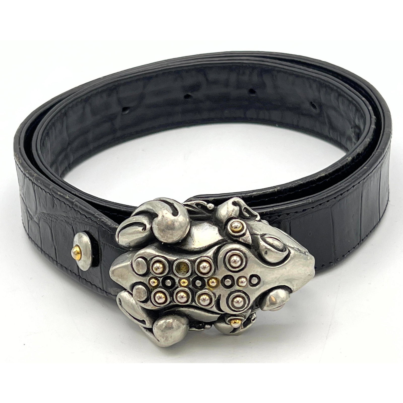 FAHRENHEIT Sculptural frog belt buckle. CONNIE BATES, designer. Max Waist 34.5 Black embossed leath: FAHRENHEIT Sculptural frog belt buckle. CONNIE BATES, designer. Max Waist 34.5 Black embossed leather belt. 2" x 3" figural buckle. Marked. Dimensions: Height: 38 inches, Width: 1.25 inches. --- US Pa