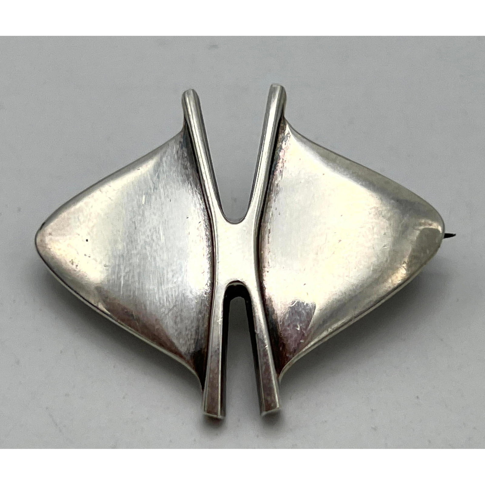 Sterling NORWAY+DESIGNS Modernist Pin Brooch. Erling Christoffersen, designer. Scandinavian Modernis: Sterling NORWAY+DESIGNS Modernist Pin Brooch. Erling Christoffersen, designer. Scandinavian Modernist. Marked. Dimensions: Height: 1.25 inches, Width: 1.6 inches, Depth: .25 inches. Weight: .35 Troy o