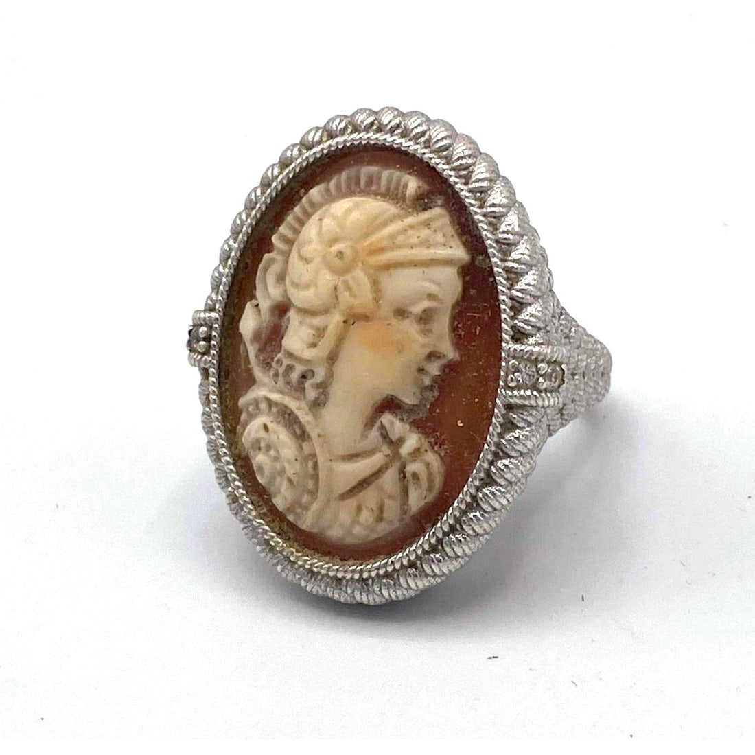 JUDITH RIPKA Sterling Silver Carved Cameo Ring. Large Cameo Carved Shell mounted in cable frame. Mar (1 of 7)