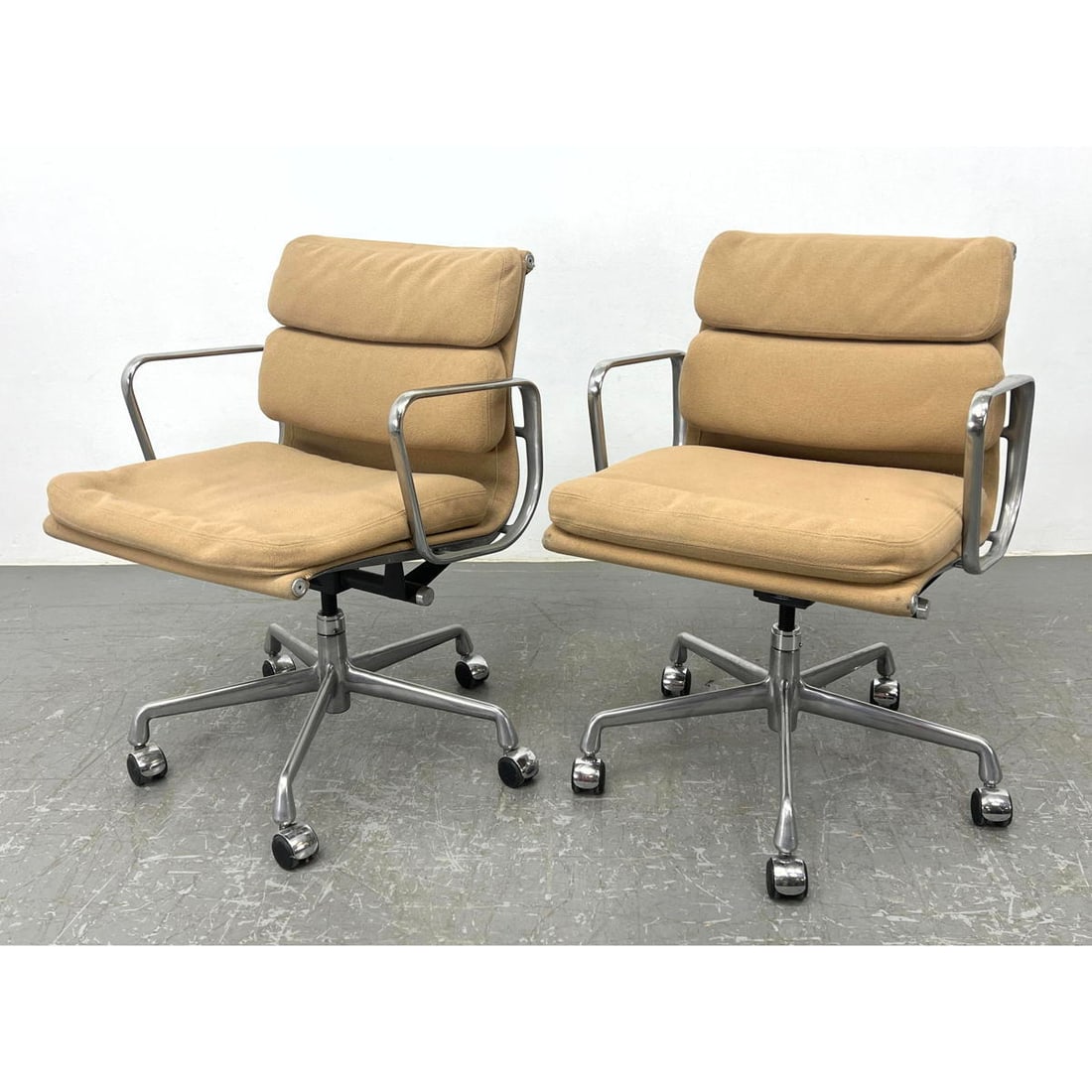 Pr CHARLES EAMES for HERMAN MILLER Desk Chairs. Aluminum Group Management Office Chairs. Soft pad. (1 of 12)