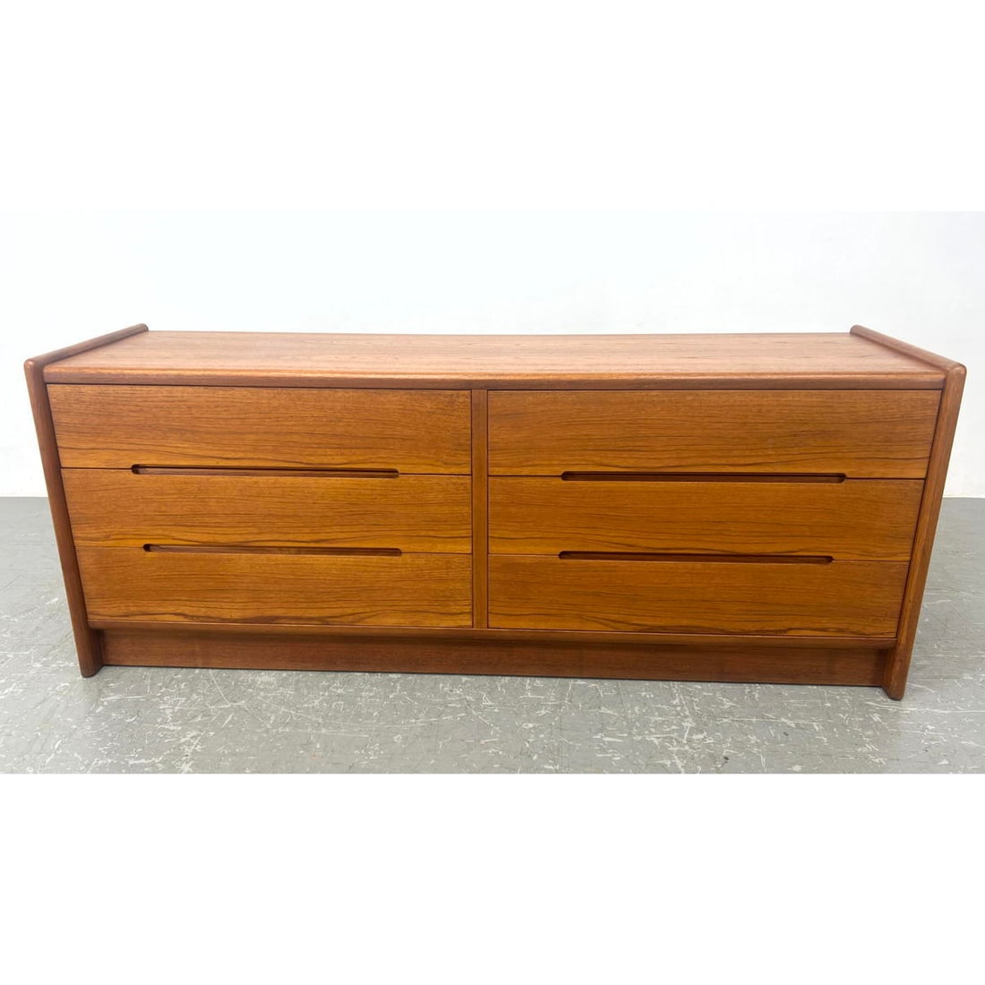 Danish Modern Teak 6 Drawer Dresser Chest.: Danish Modern Teak 6 Drawer Dresser Chest. Dimensions: Height: 27.5 inches, Width: 69 inches, Depth: 19.5 inches. ---