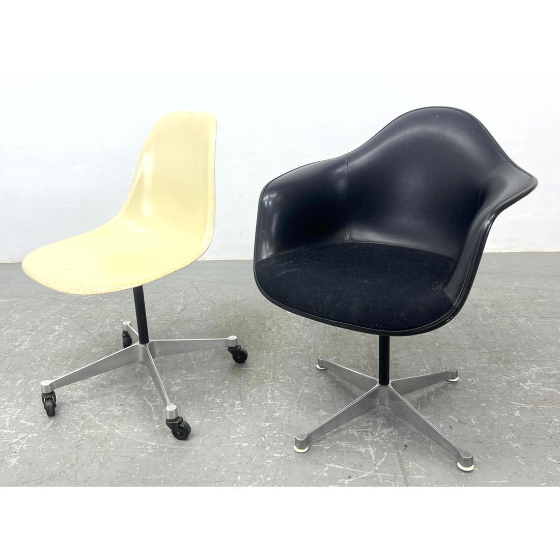 2pcs Herman Miller Eames Pedestal Arm and Side Chair w/ Wheels (1 of 18)