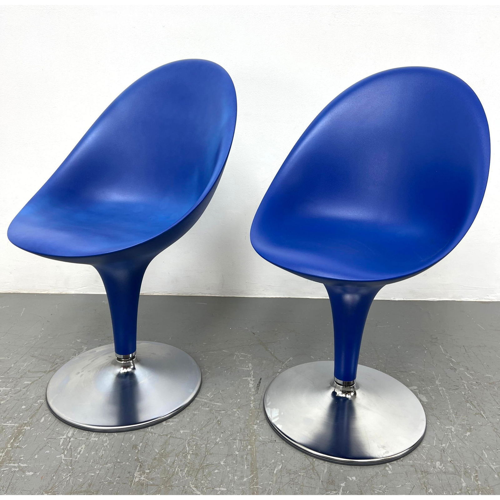 Pair Magis. Chairs Italy. Stefano Giovannoni design. (1 of 13)