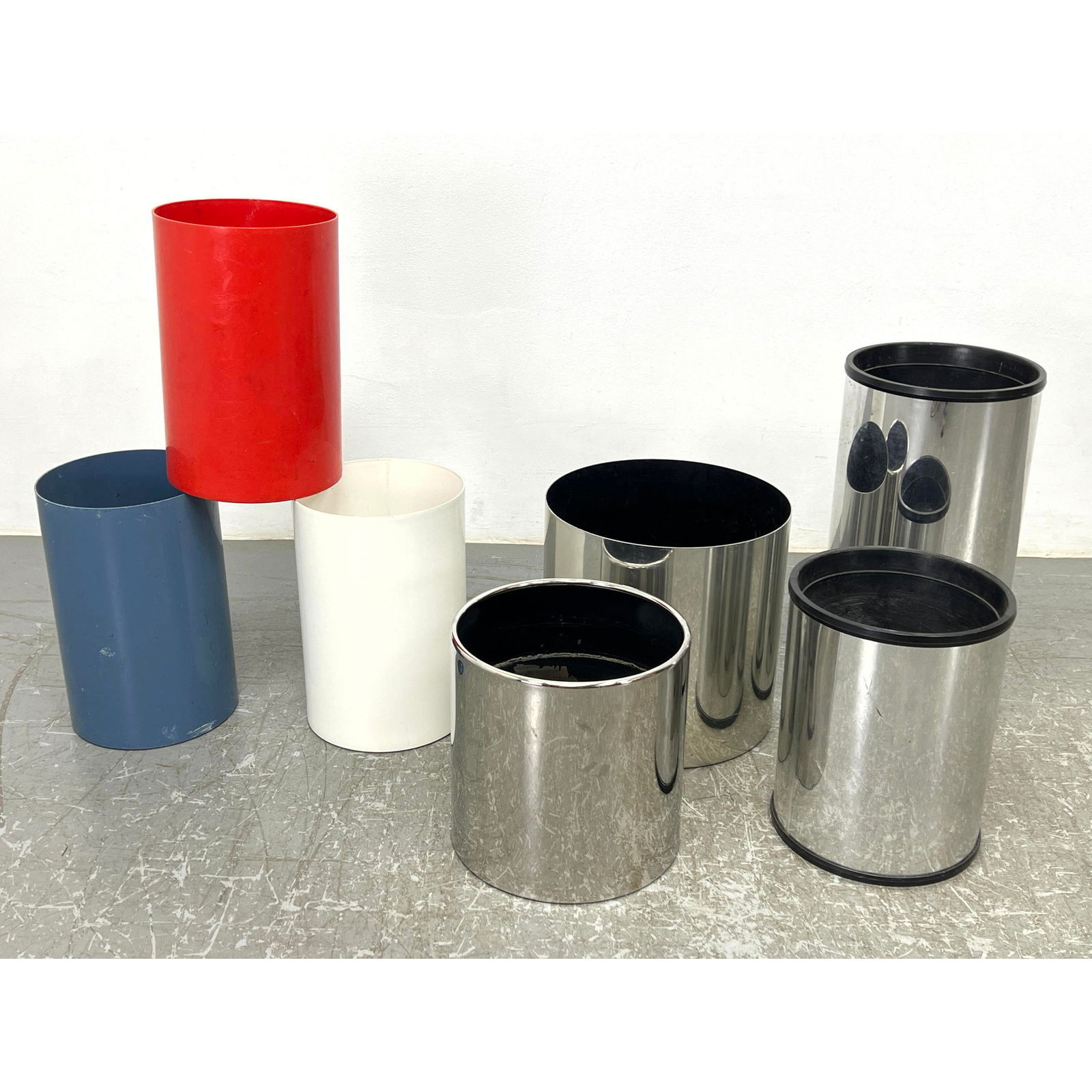 7pc Planters, Italian, Plastic and Aluminum. One for Habitat (1 of 9)