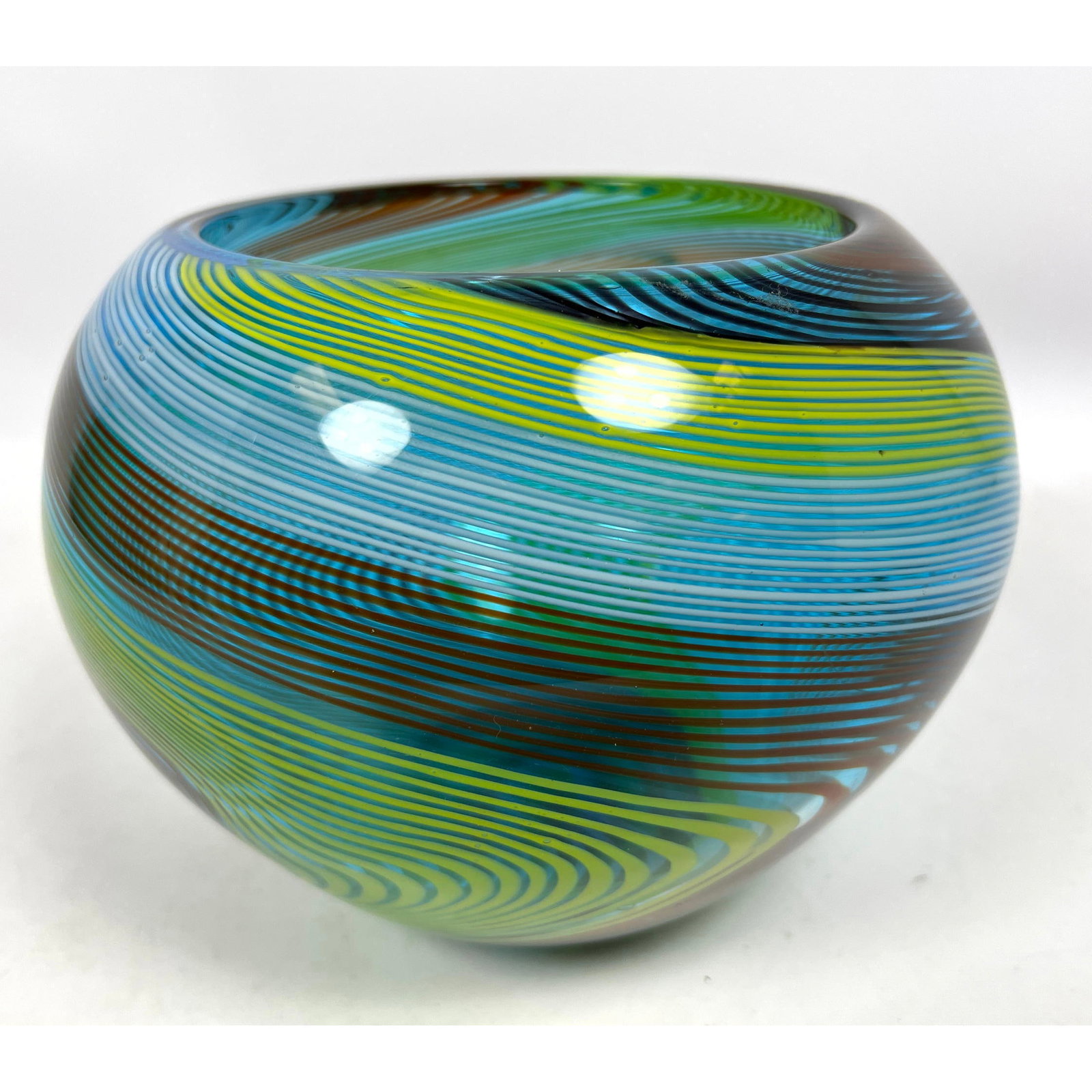 Studio Art Glass Vase. Curved internal Swirls. No Marks.: Studio Art Glass Vase. Curved internal Swirls. No Marks. Dimensions: Height: 7 inches, Width: 9 inches, Depth: 9 inches. --- US Packing and Shipping charge: In house shipping available. Will be calcul