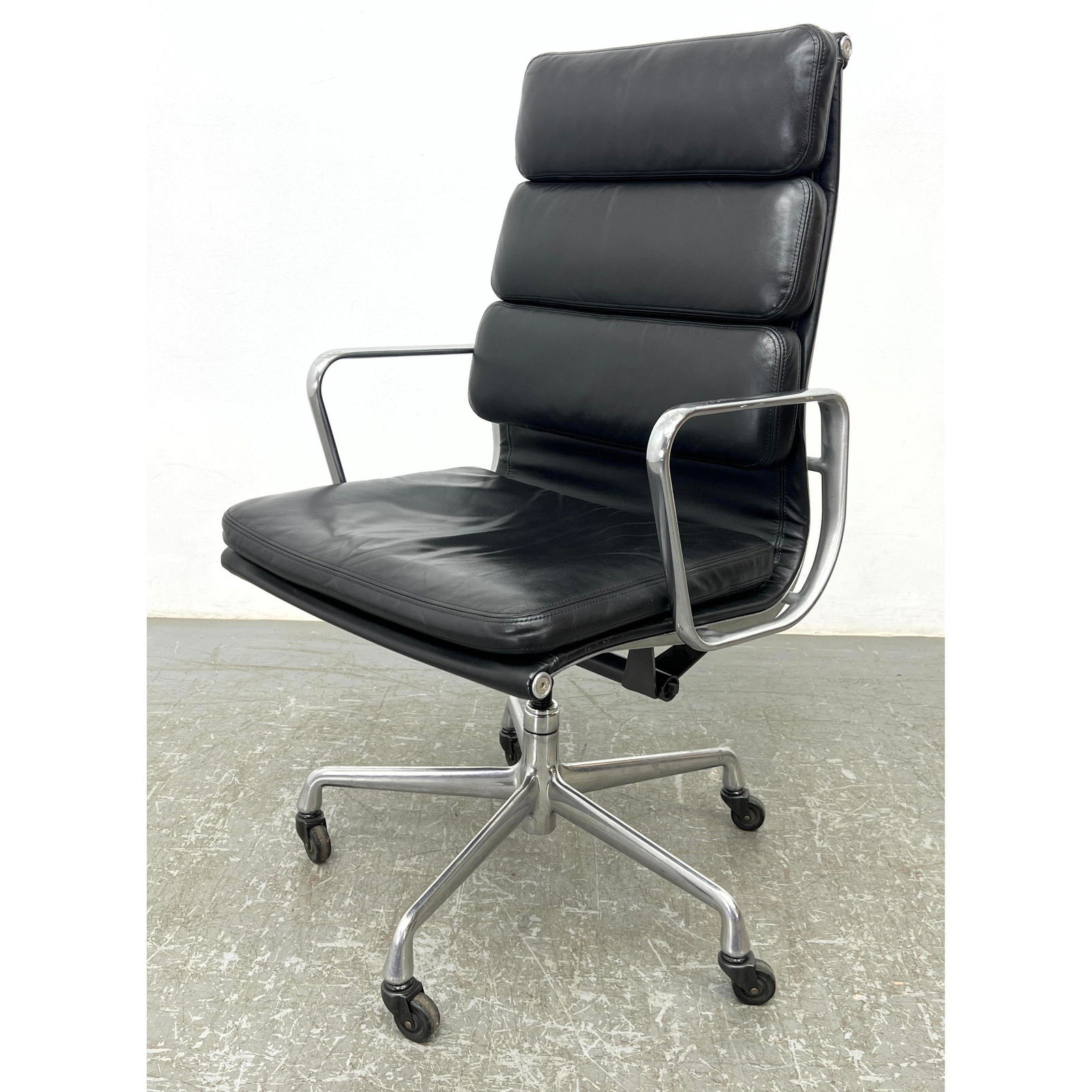 Charles Eames for Herman Miller Soft Pad Aluminum Group Executive Chair. EA437 1990's Herman Miller (1 of 12)