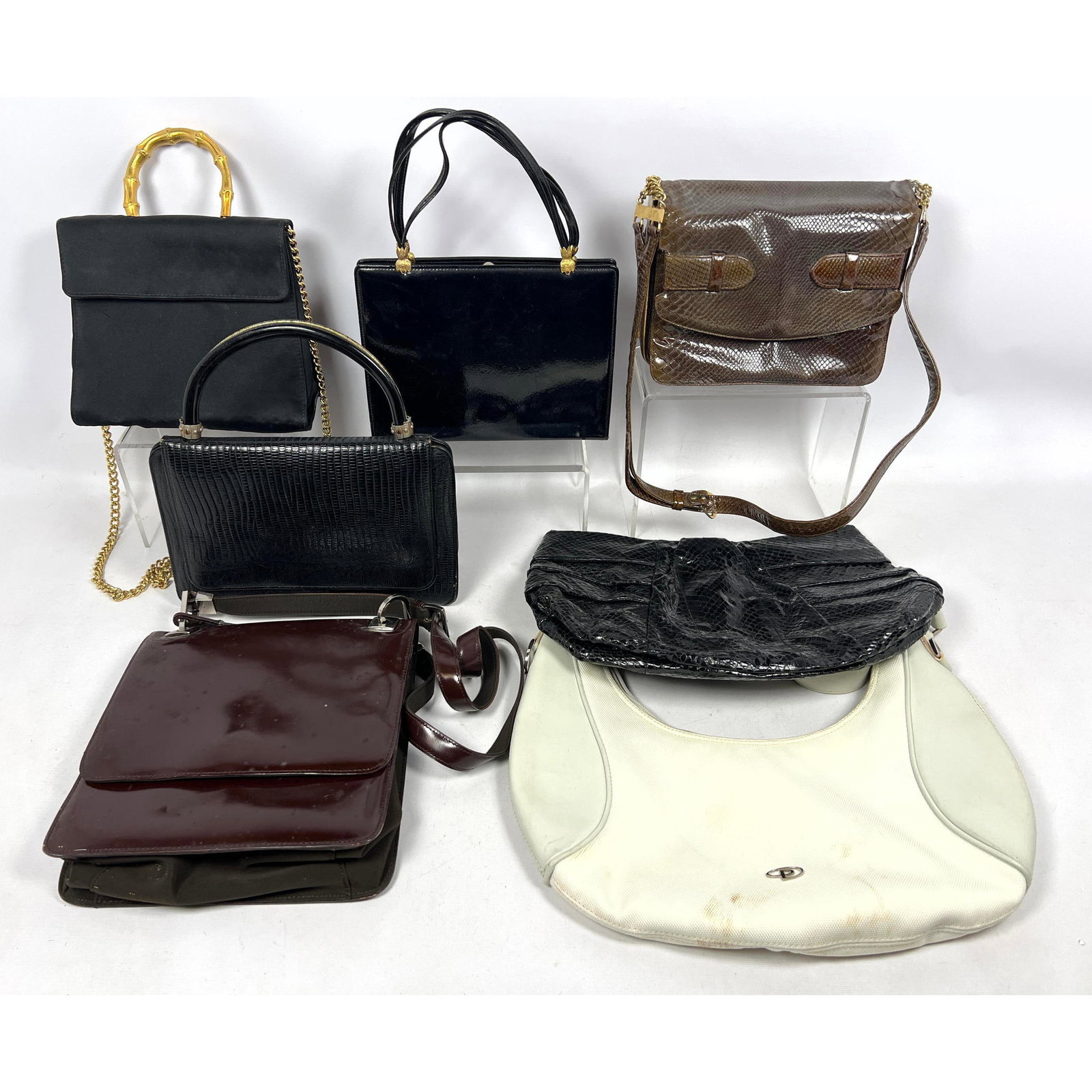 7pcs vintage purses and Handbags. Gi-Gi, Enzo Saks Fifth Ave, Etc.: 7pcs vintage purses and Handbags. Gi-Gi, Enzo Saks Fifth Ave, Etc. Dimensions: Height: 13 inches, Width: 14 inches, Depth: 3 inches. --- US Packing and Shipping charge: $20 Plus insurance at a rate of