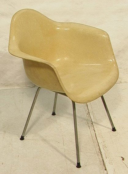 HERMAN MILLER Fiberglass Shell Chair. Zinc Legs.: HERMAN MILLER Fiberglass Shell Chair. Zinc Legs. Marked "Z", probably for Zenith. -- Dimensions: ---