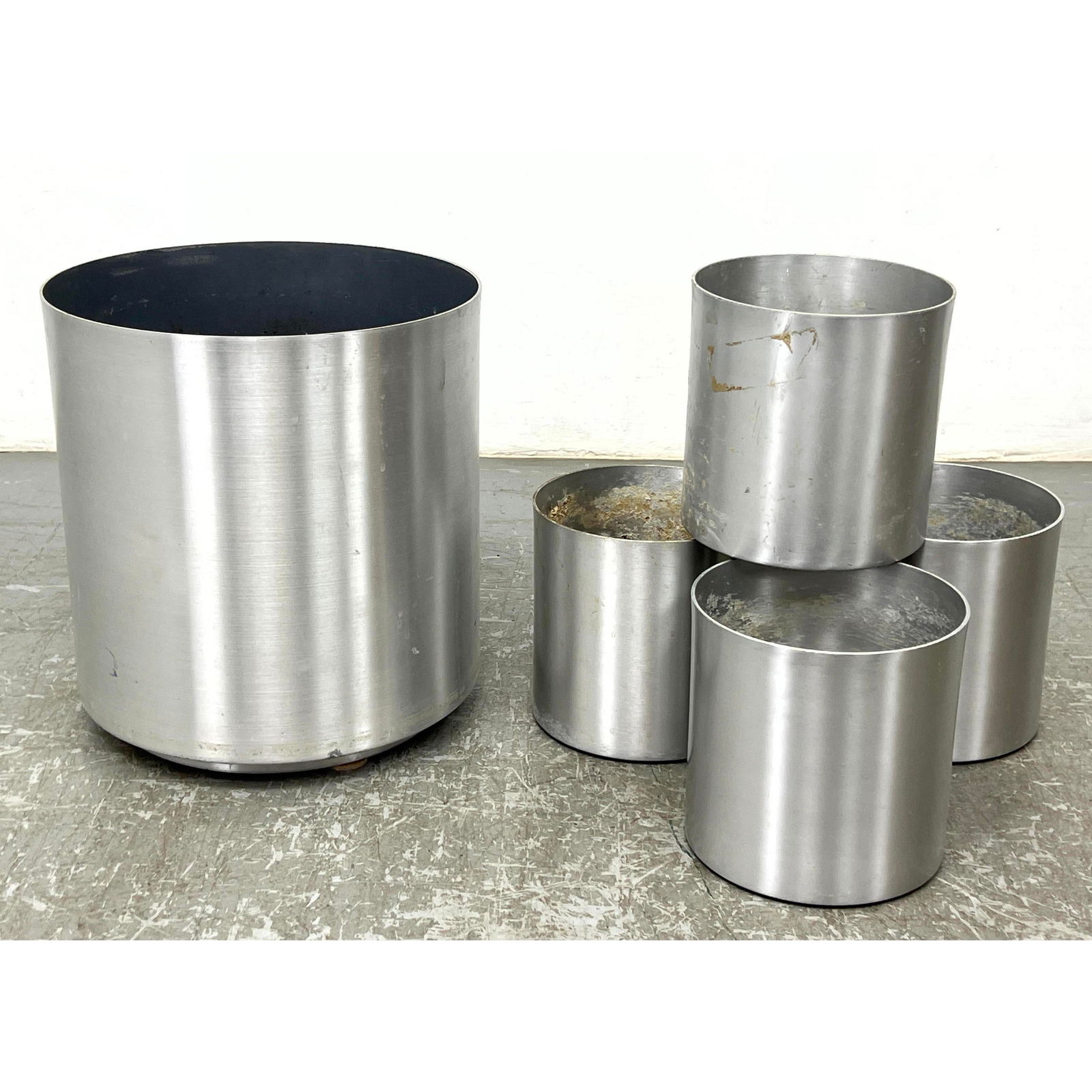 Lot 5 Aluminum Columnar Modernist Planters. Various Sizes. (1 of 9)
