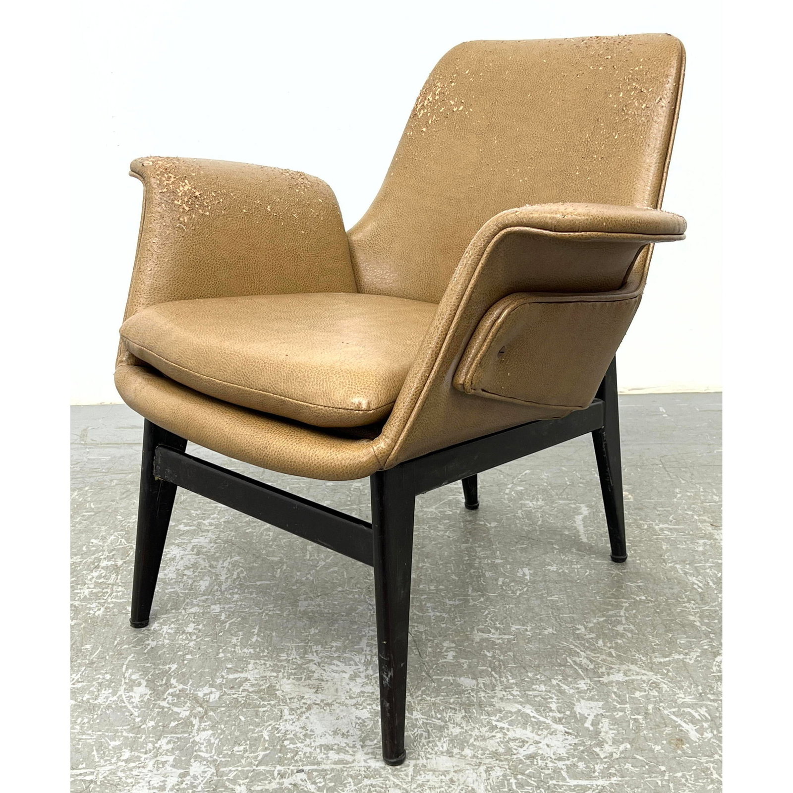 Italian Style wing Arm Chair.: Italian Style wing Arm Chair. Dimensions: Height: 28 inches, Width: 29 inches, Depth: 22.5 inches. - Seat Height: 16.5 inches --- - - We offer curbside delivery to NYC, Manhattan, Close Brooklyn, Hobo